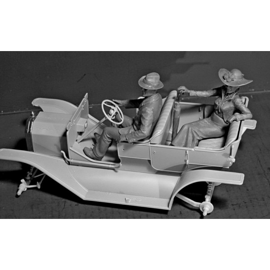 1/24 American Motorists - Driver & Female Passenger 1910s 1/24 American Motorists - Driver & Female Passenger 1910s