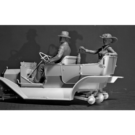 1/24 American Motorists - Driver & Female Passenger 1910s 1/24 American Motorists - Driver & Female Passenger 1910s