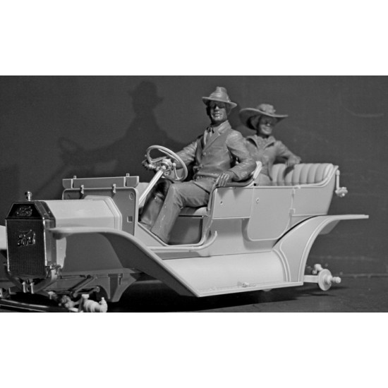 1/24 American Motorists - Driver & Female Passenger 1910s 1/24 American Motorists - Driver & Female Passenger 1910s