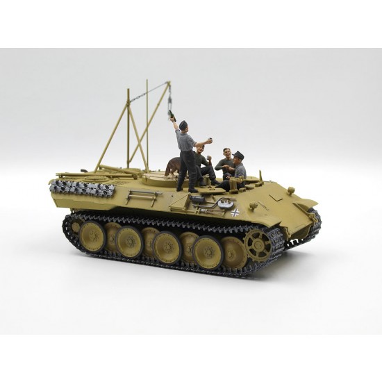 1/35 WWII German Tankmen with Bergepanther Prost!, Between Battles 1/35 WWII German Tankmen with Bergepanther Prost!, Between Battles