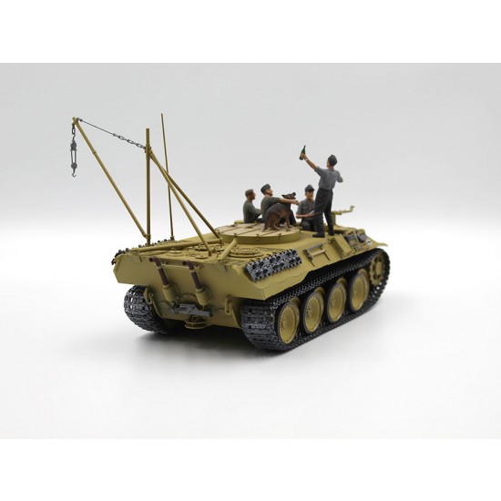 1/35 WWII German Tankmen with Bergepanther Prost!, Between Battles 1/35 WWII German Tankmen with Bergepanther Prost!, Between Battles
