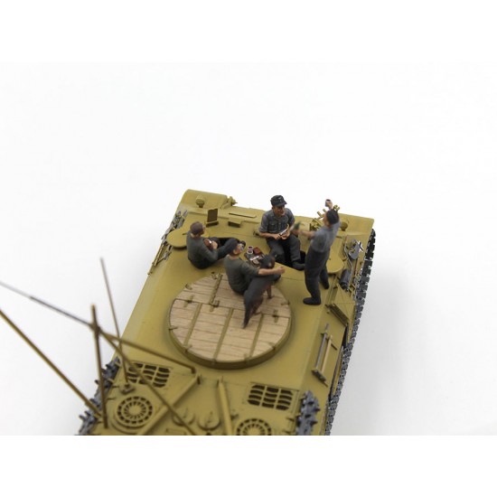 1/35 WWII German Tankmen with Bergepanther Prost!, Between Battles 1/35 WWII German Tankmen with Bergepanther Prost!, Between Battles