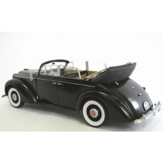 1/35 WWII German Staff Car Admiral Cabriolet with Crew (1 Model kit with 3 Figures) 1/35 WWII German Staff Car Admiral Cabriolet with Crew (1 Model kit with 3 Figures)
