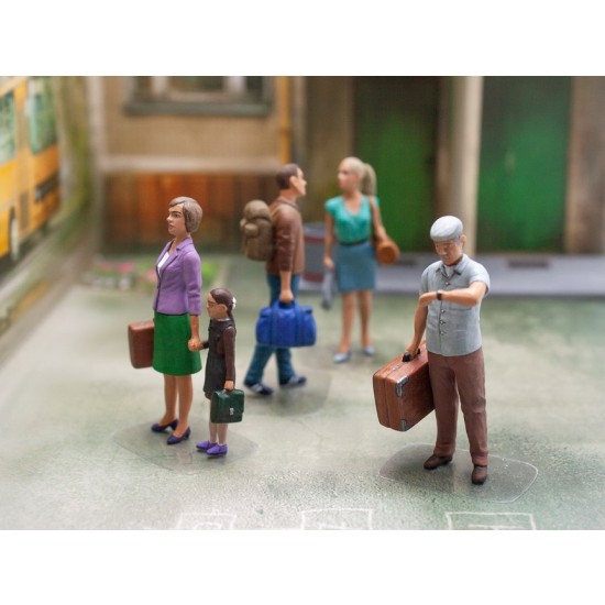 1/35 Chernobyl #5. Evacuation (4 adults, 1 child and luggage) 1/35 Chernobyl #5. Evacuation (4 adults, 1 child and luggage)