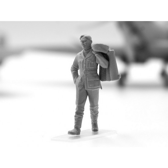 1/48 WWII RAF Airfield Spitfire IX, VII, Pilots & Ground Personnel (3 kits & 7 figures) 1/48 WWII RAF Airfield Spitfire IX, VII, Pilots & Ground Personnel (3 kits & 7 figures)