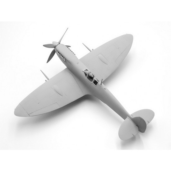 1/48 WWII RAF Airfield Spitfire IX, VII, Pilots & Ground Personnel (3 kits & 7 figures) 1/48 WWII RAF Airfield Spitfire IX, VII, Pilots & Ground Personnel (3 kits & 7 figures)