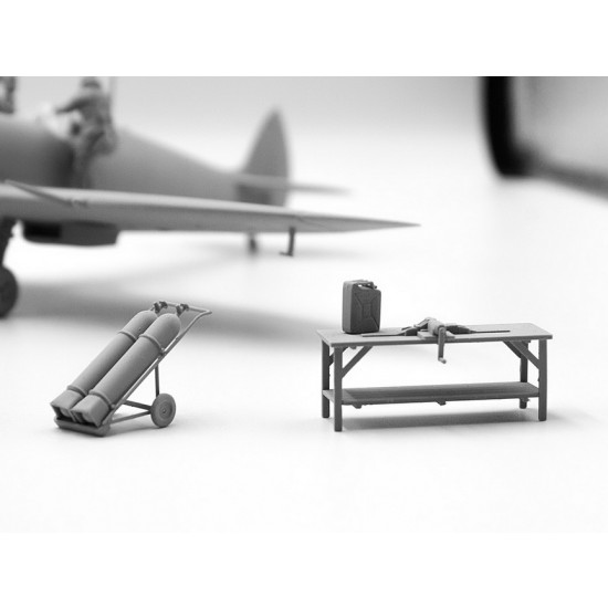 1/48 WWII RAF Airfield Spitfire IX, VII, Pilots & Ground Personnel (3 kits & 7 figures) 1/48 WWII RAF Airfield Spitfire IX, VII, Pilots & Ground Personnel (3 kits & 7 figures)
