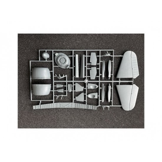 1/32 Curtiss SB2C-4 Helldiver Dive Bomber 1/32 Curtiss SB2C-4 Helldiver Dive Bomber