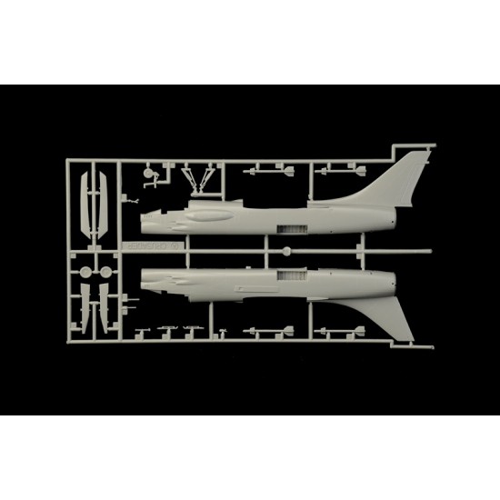1/72 Vought F-8E Crusader Fighter Aircraft 1/72 Vought F-8E Crusader Fighter Aircraft