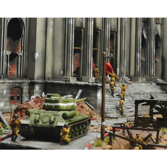 1/72 Berlin 1945 Fall of the Reich Battle Set: Reichstag, German & Russian Figures, Tanks