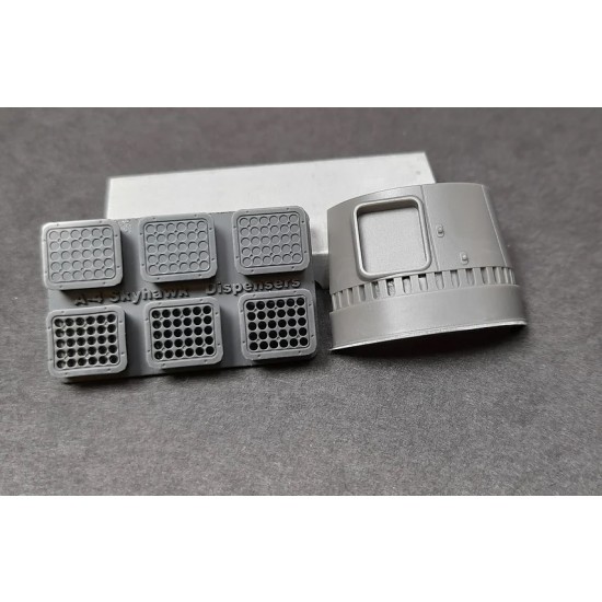 1/32 A-4 Skyhawk Dispensers (empty/full) for Trumpeter kit 1/32 A-4 Skyhawk Dispensers (empty/full) for Trumpeter kit