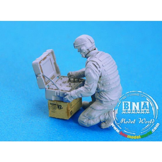 1/35 US Army EOD Robot Controller (EOD Robot Not included)