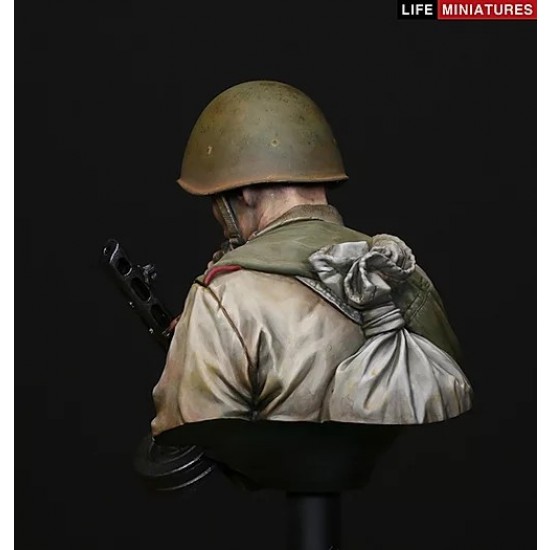 1/10 WWII Young Red Army Infantryman On The Edge of No Mans Land, Battle of Kursk Bust 1/10 WWII Young Red Army Infantryman On The Edge of No Mans Land, Battle of Kursk Bust