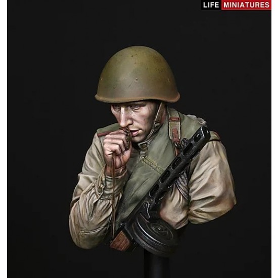 1/10 WWII Young Red Army Infantryman On The Edge of No Mans Land, Battle of Kursk Bust 1/10 WWII Young Red Army Infantryman On The Edge of No Mans Land, Battle of Kursk Bust