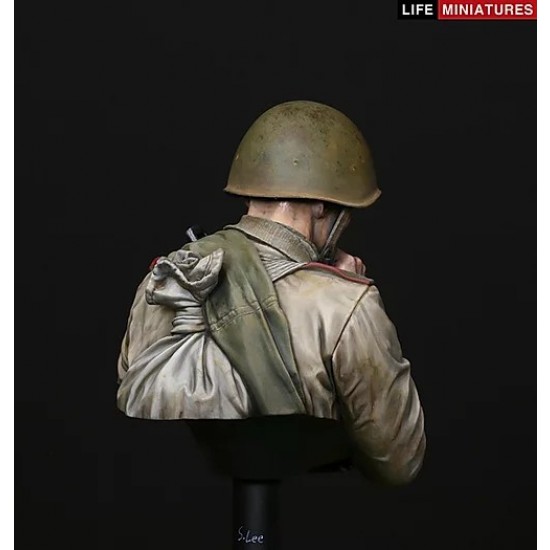 1/10 WWII Young Red Army Infantryman On The Edge of No Mans Land, Battle of Kursk Bust 1/10 WWII Young Red Army Infantryman On The Edge of No Mans Land, Battle of Kursk Bust