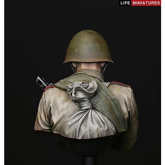 1/10 WWII Young Red Army Infantryman On The Edge of No Mans Land, Battle of Kursk Bust 1/10 WWII Young Red Army Infantryman On The Edge of No Mans Land, Battle of Kursk Bust