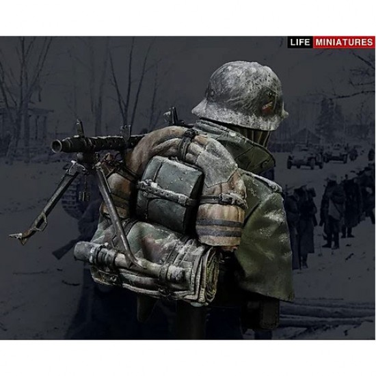 1/10 WWII German MG34 Gunner Confronted w/General Winter, Outskirts of Moscow Bust 1/10 WWII German MG34 Gunner Confronted w/General Winter, Outskirts of Moscow Bust