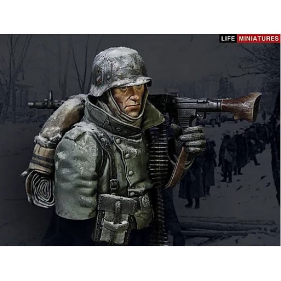 1/10 WWII German MG34 Gunner Confronted w/General Winter, Outskirts of Moscow Bust 1/10 WWII German MG34 Gunner Confronted w/General Winter, Outskirts of Moscow Bust