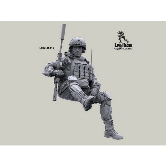 1/35 Modern Russian Commander, Riding On Armour Vehicle 1/35 Modern Russian Commander, Riding On Armour Vehicle