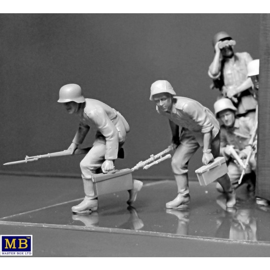 1/35 WWII German Infantry in Early Period (5 Figures) 1/35 WWII German Infantry in Early Period (5 Figures)