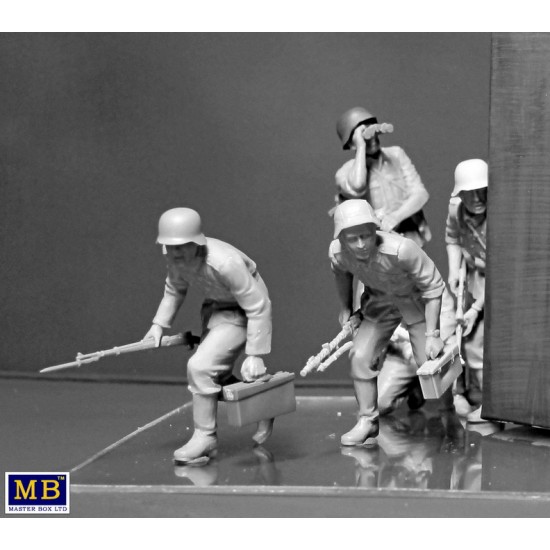 1/35 WWII German Infantry in Early Period (5 Figures) 1/35 WWII German Infantry in Early Period (5 Figures)