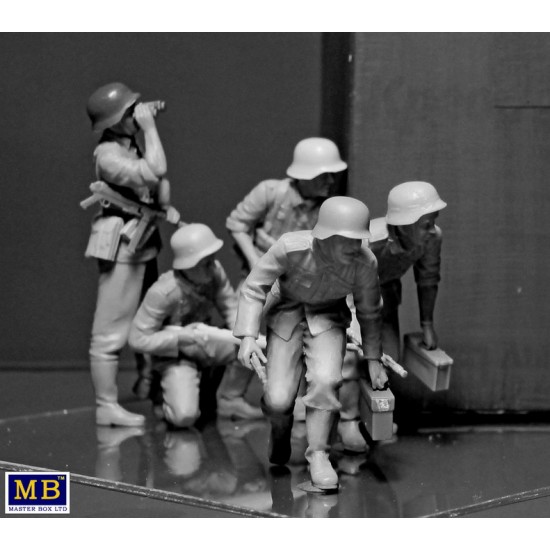 1/35 WWII German Infantry in Early Period (5 Figures) 1/35 WWII German Infantry in Early Period (5 Figures)