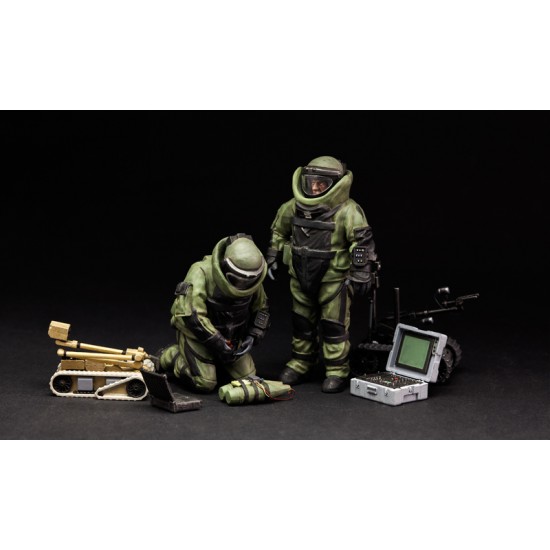 1/35 US Explosive Ordnance Disposal Specialists and Robots (2 Figures+Robots) 1/35 US Explosive Ordnance Disposal Specialists and Robots (2 Figures+Robots)