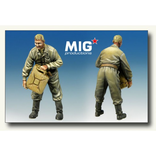 1/35 WWII Russian Tanker Refuelling (1 Resin Figure) 1/35 WWII Russian Tanker Refuelling (1 Resin Figure)