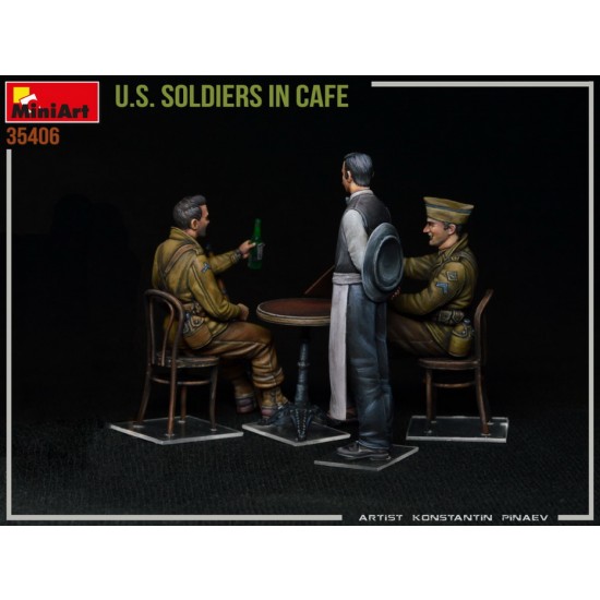 1/35 US Soldiers in Cafe (3 figures & accessories) 1/35 US Soldiers in Cafe (3 figures & accessories)