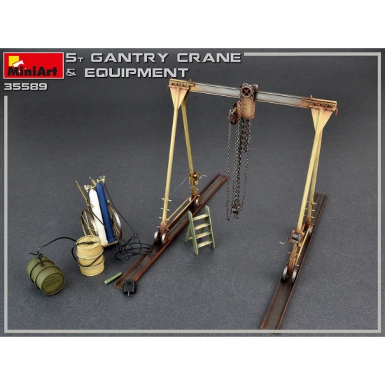 1/35 5 Ton Gantry Crane & Equipment 1/35 5 Ton Gantry Crane & Equipment