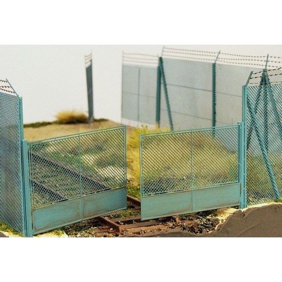 1/72 Chain Mesh Gates (2pcs) & High Fence (length: 86mm) 1/72 Chain Mesh Gates (2pcs) & High Fence (length: 86mm)
