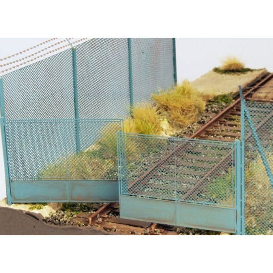 1/72 Chain Mesh Gates (2pcs) & High Fence (length: 86mm) 1/72 Chain Mesh Gates (2pcs) & High Fence (length: 86mm)