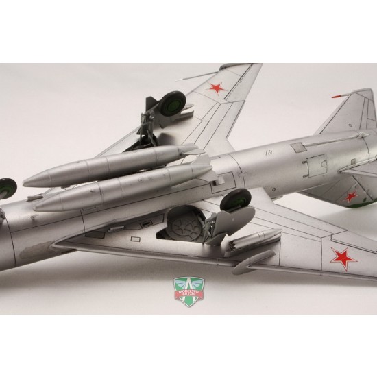 1/72 Soviet Sukhoi Su-7 Fighter