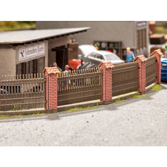 HO Scale Fence with Brick Columns (Length: 213mm, Width: 5mm, Height: 25mm) HO Scale Fence with Brick Columns (Length: 213mm, Width: 5mm, Height: 25mm)