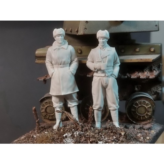 1/35 German Tank Officers in Winter Coat Set 1/35 German Tank Officers in Winter Coat Set