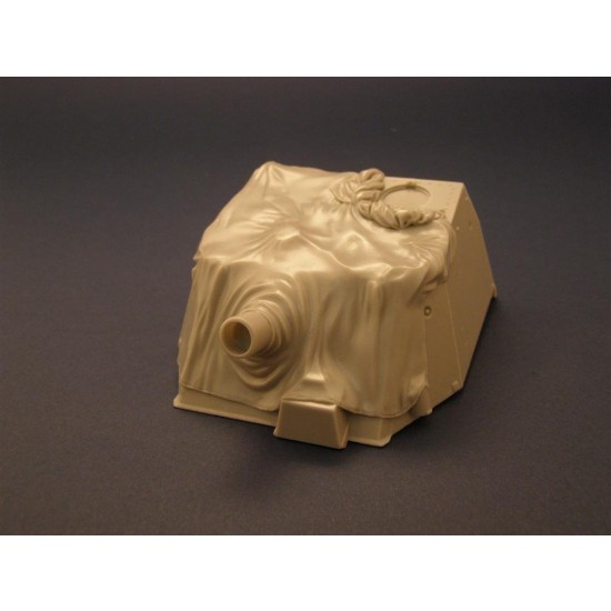 1/35 German Sturmpanzer IV Brummbar with Canvas Cover 1/35 German Sturmpanzer IV Brummbar with Canvas Cover