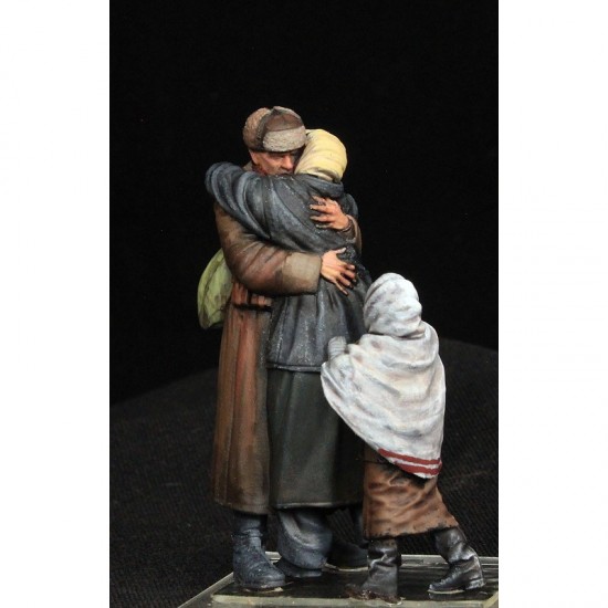 1/35 Soviet Mother and Children Reunion (3 figures) 1/35 Soviet Mother and Children Reunion (3 figures)