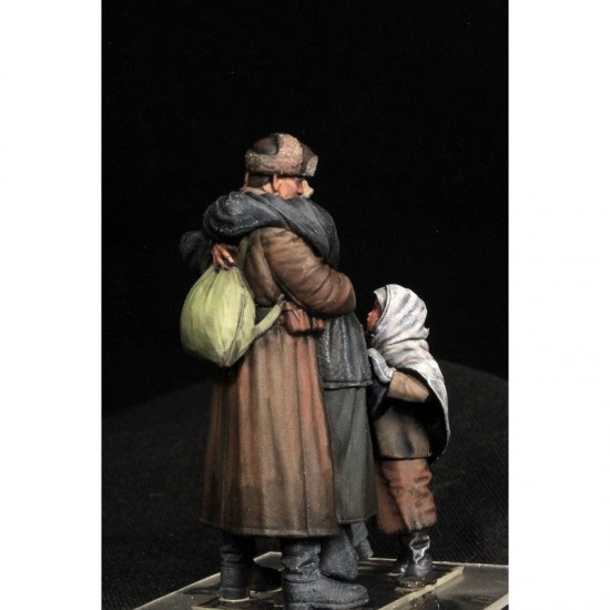 1/35 Soviet Mother and Children Reunion (3 figures) 1/35 Soviet Mother and Children Reunion (3 figures)