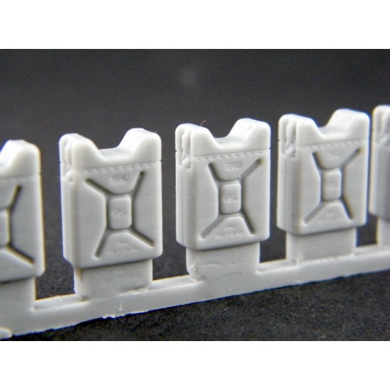 1/35 Bundeswehr Catering Container Jerry Cans 1/35 Bundeswehr Catering Container Jerry Cans