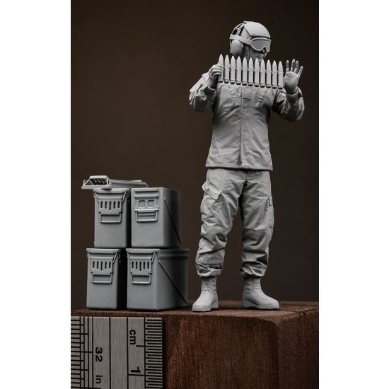1/35 AH-64 Apache Helicopter 30mm Caliber Ammo and Ground Crew set 1/35 AH-64 Apache Helicopter 30mm Caliber Ammo and Ground Crew set