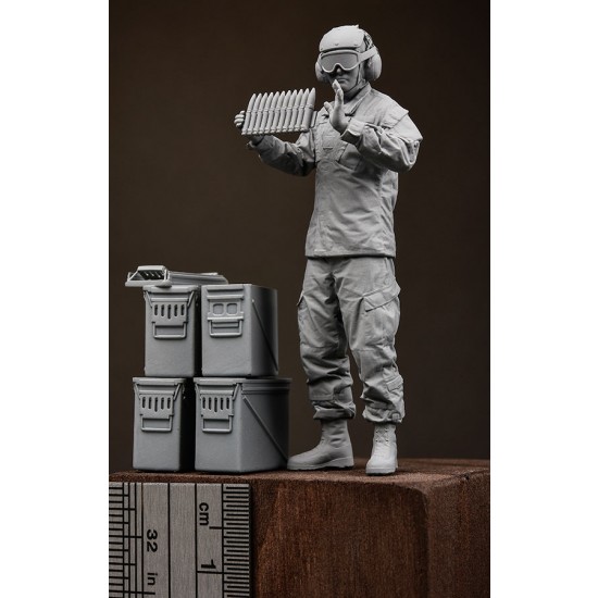 1/35 AH-64 Apache Helicopter 30mm Caliber Ammo and Ground Crew set 1/35 AH-64 Apache Helicopter 30mm Caliber Ammo and Ground Crew set