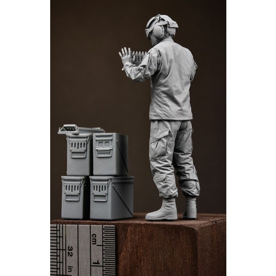 1/35 AH-64 Apache Helicopter 30mm Caliber Ammo and Ground Crew set 1/35 AH-64 Apache Helicopter 30mm Caliber Ammo and Ground Crew set