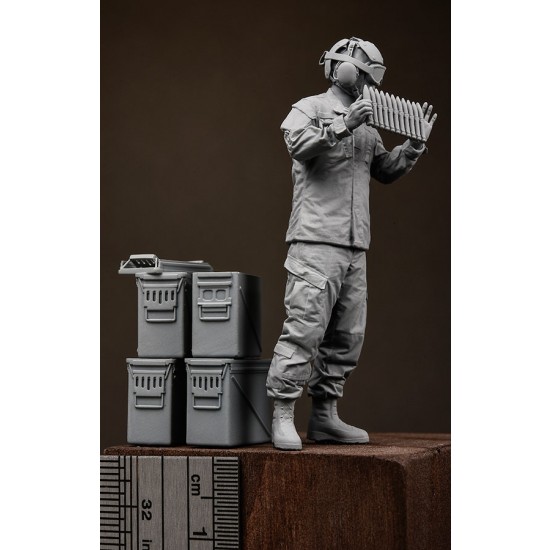 1/35 AH-64 Apache Helicopter 30mm Caliber Ammo and Ground Crew set 1/35 AH-64 Apache Helicopter 30mm Caliber Ammo and Ground Crew set