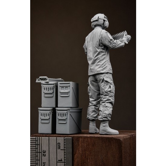 1/35 AH-64 Apache Helicopter 30mm Caliber Ammo and Ground Crew set 1/35 AH-64 Apache Helicopter 30mm Caliber Ammo and Ground Crew set