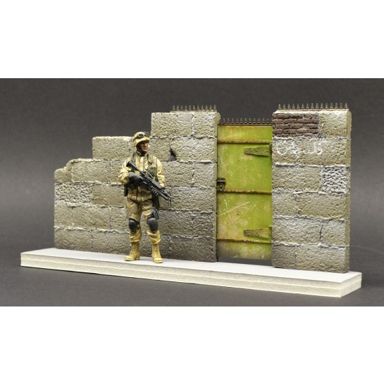 1/35 Modern/Middle Eastern Wall (3 Resin Parts+1 Decal) 1/35 Modern/Middle Eastern Wall (3 Resin Parts+1 Decal)