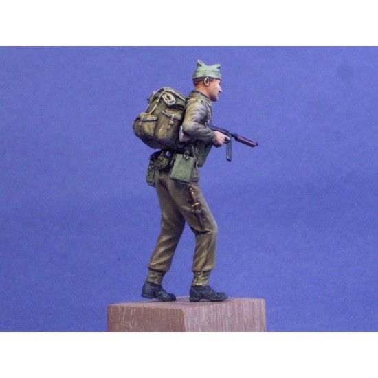 1/35 Commando No.1 June 1944 Carrying Bicycle (3 build options)(Bicycle NOT included) 1/35 Commando No.1 June 1944 Carrying Bicycle (3 build options)(Bicycle NOT included)