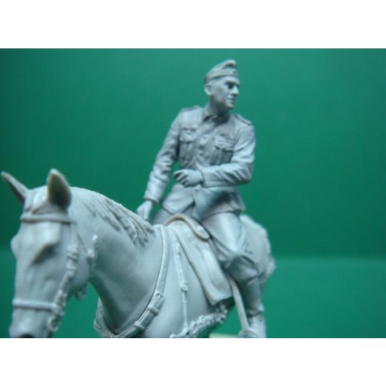 1/35 German Mounted Troops (2 Soldier Figures + 2 Horses) 1/35 German Mounted Troops (2 Soldier Figures + 2 Horses)