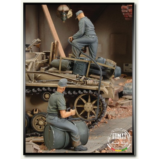 1/35 WWII German Crew Refuelling Tank 1/35 WWII German Crew Refuelling Tank