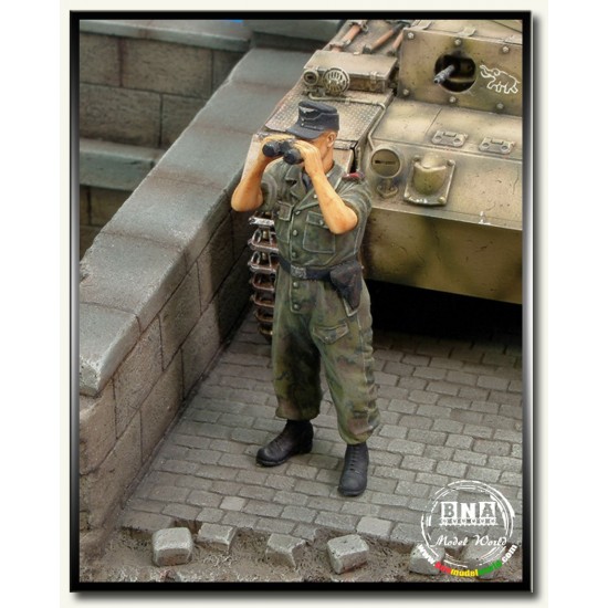 1/35 WWII Waffen SS Tank Crew/Tanker (Looking Trough Binoculars) 1/35 WWII Waffen SS Tank Crew/Tanker (Looking Trough Binoculars)