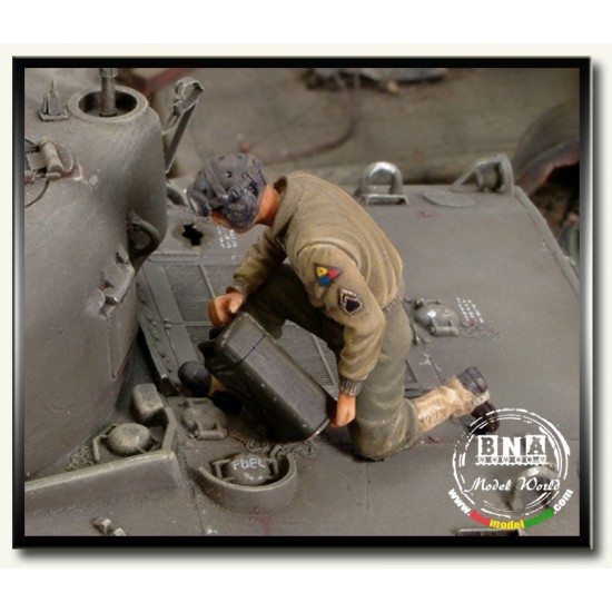 1/35 US Crew Member Refuelling Tank 1/35 US Crew Member Refuelling Tank